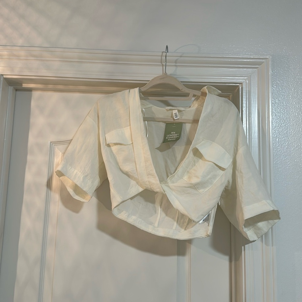 H&M off white cropped top XSmall